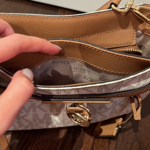 Michael Kors Adjustable Cross Body Bag - With Functional Lock & Key ๐๐ - Picture 5 of 8